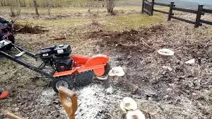man med motorsåg